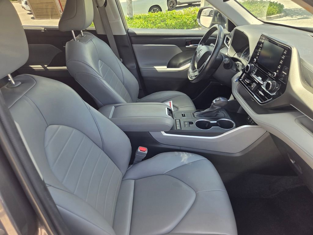 Used 2022 Toyota Highlander XLE image 32