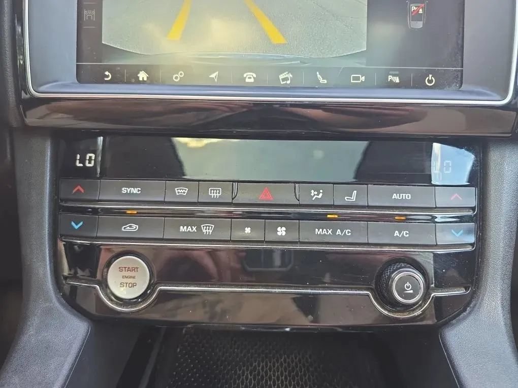 Used 2019 Jaguar F-PACE Premium AWD/4WD image 32