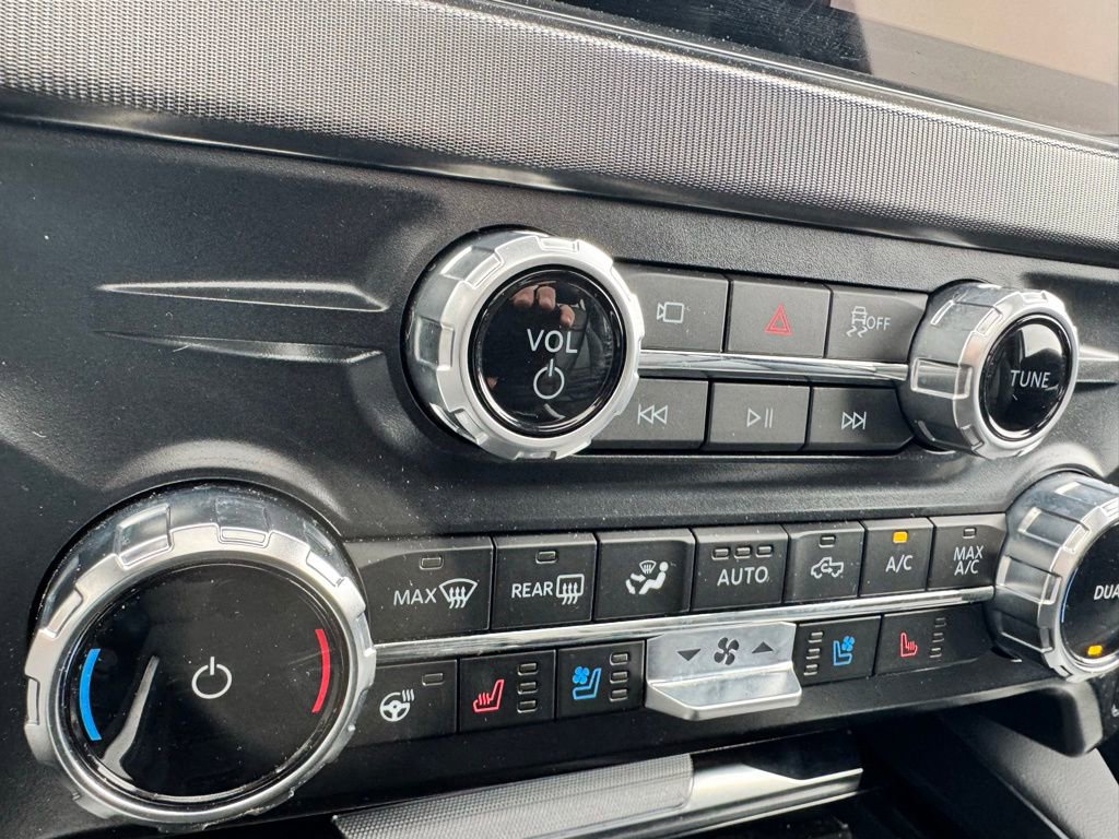 Used 2025 Ford F450 Platinum w/ FX4 Off-Road Package image 21