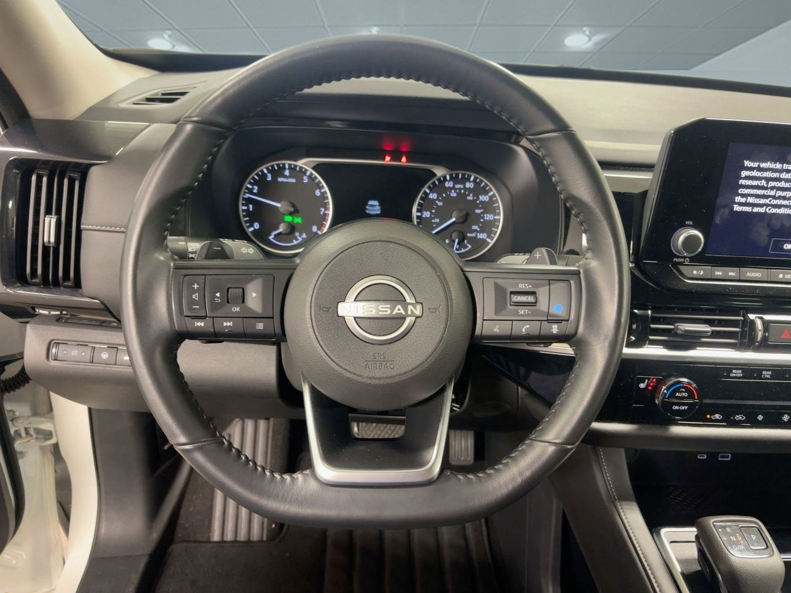 Used 2025 Nissan Pathfinder SV image 16