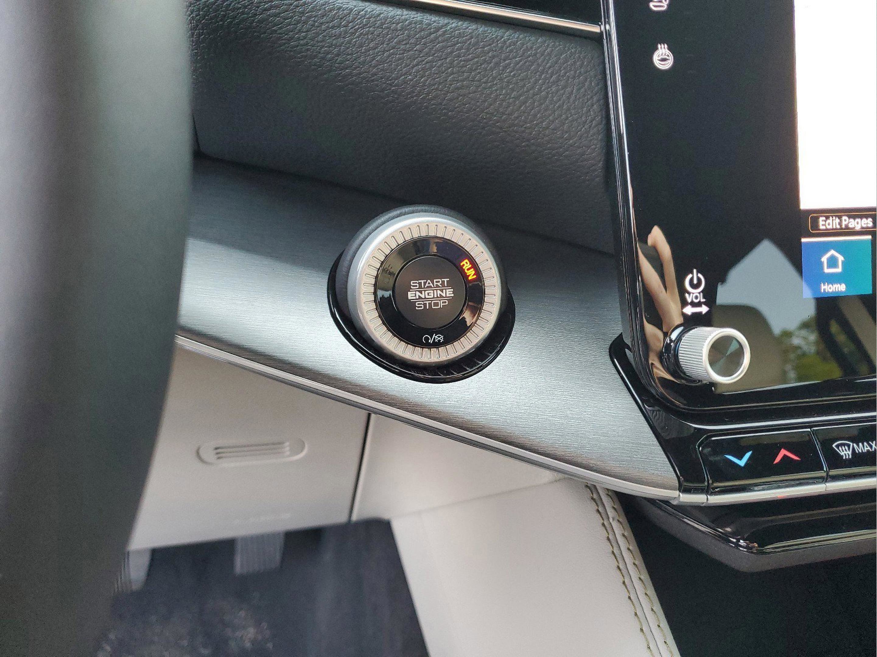 New 2025 Jeep Wagoneer L Series III w/ 8-pass Seating Package image 24