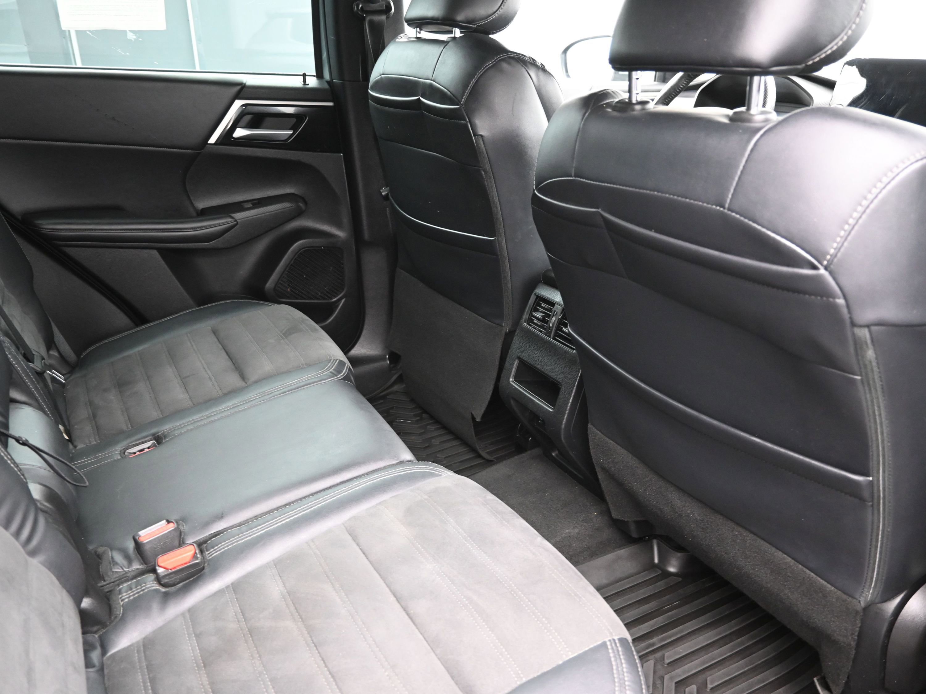 Used 2023 Mitsubishi Outlander SE image 24