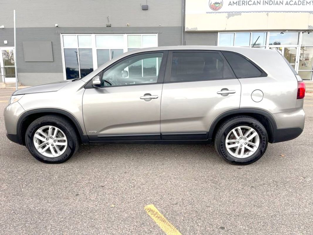 Used 2015 Kia Sorento LX image 4
