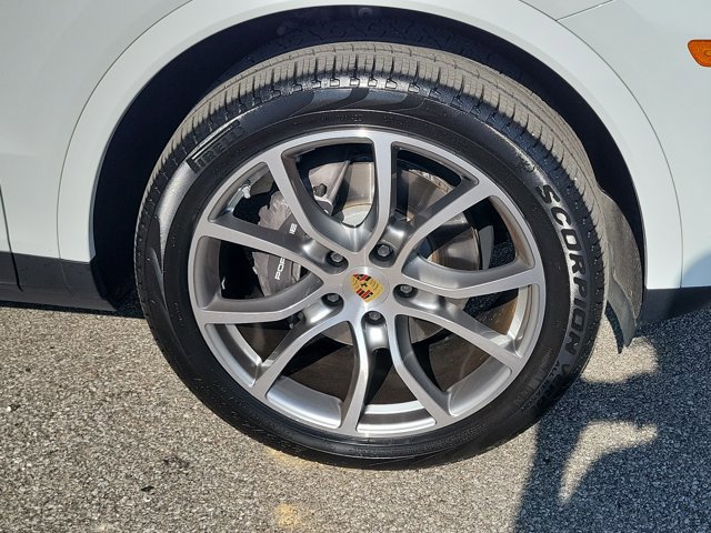 Certified 2022 Porsche Cayenne E-Hybrid AWD/4WD image 11