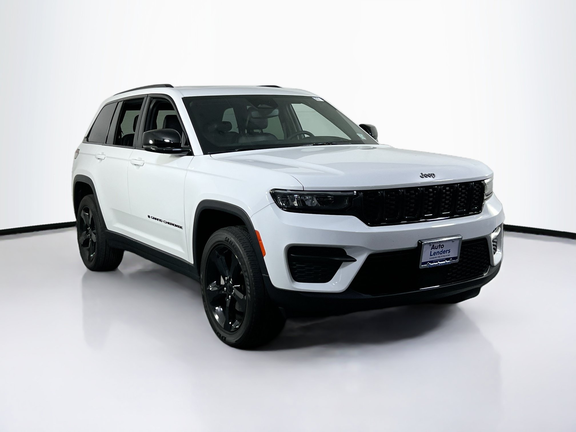 Used 2023 Jeep Grand Cherokee Altitude AWD/4WD image 3