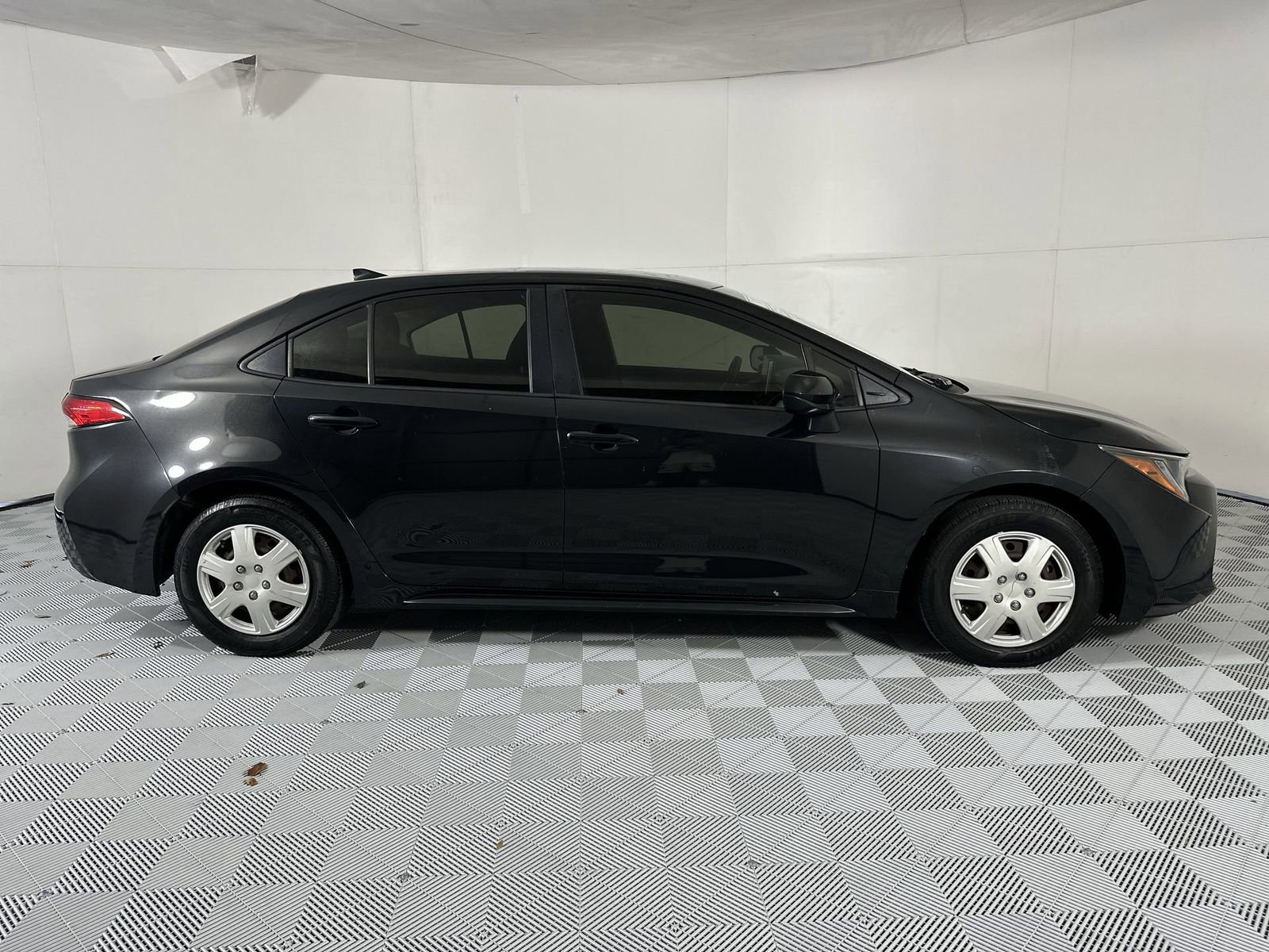 Used 2021 Toyota Corolla LE w/ LE Convenience Package FWD image 9