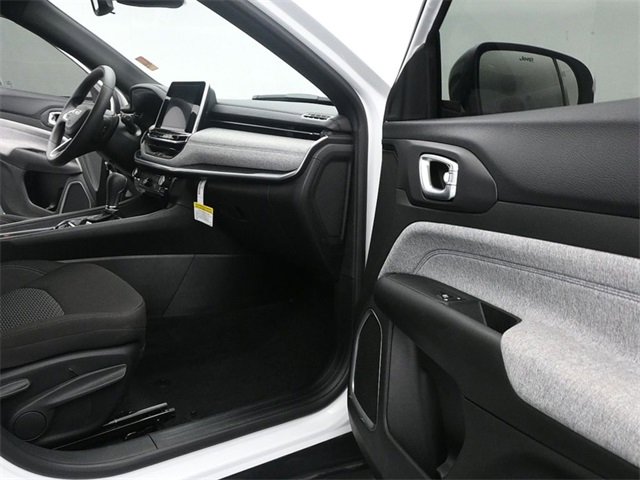 Used 2025 Jeep Compass Sport image 17