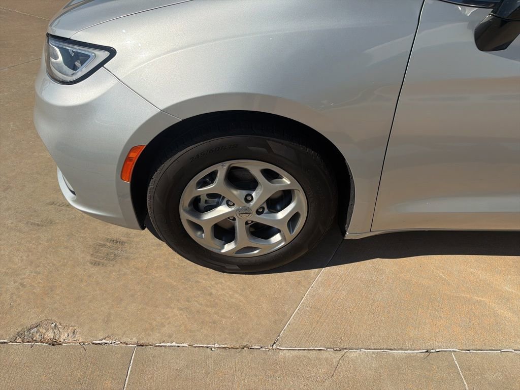 Used 2024 Chrysler Pacifica Limited FWD image 32