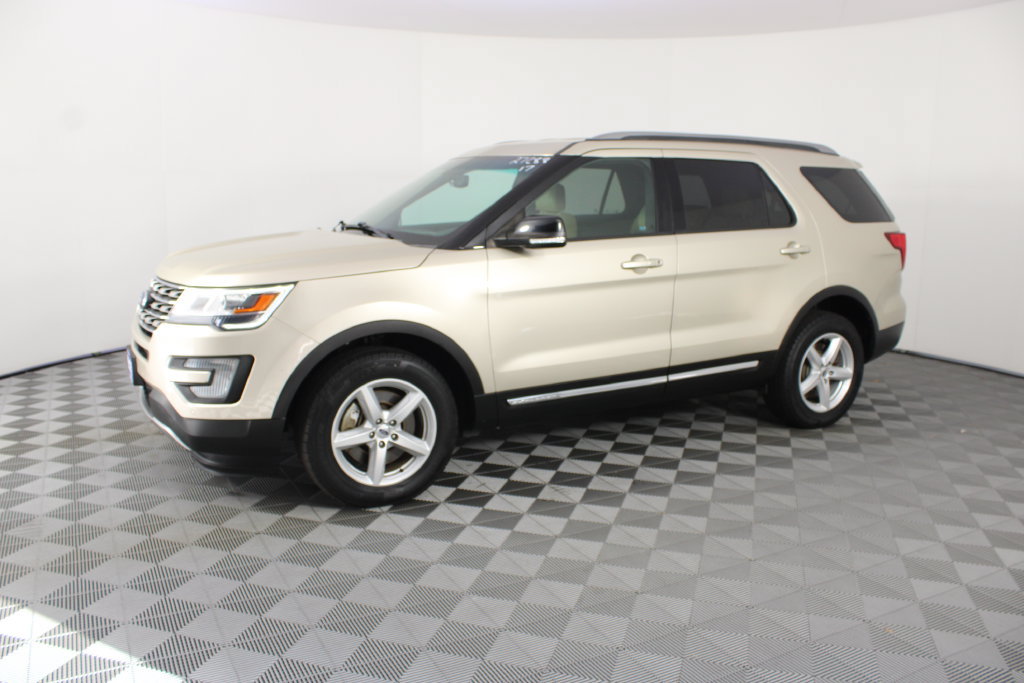 Used 2017 Ford Explorer XLT w/ Equipment Group 202A AWD/4WD image 2