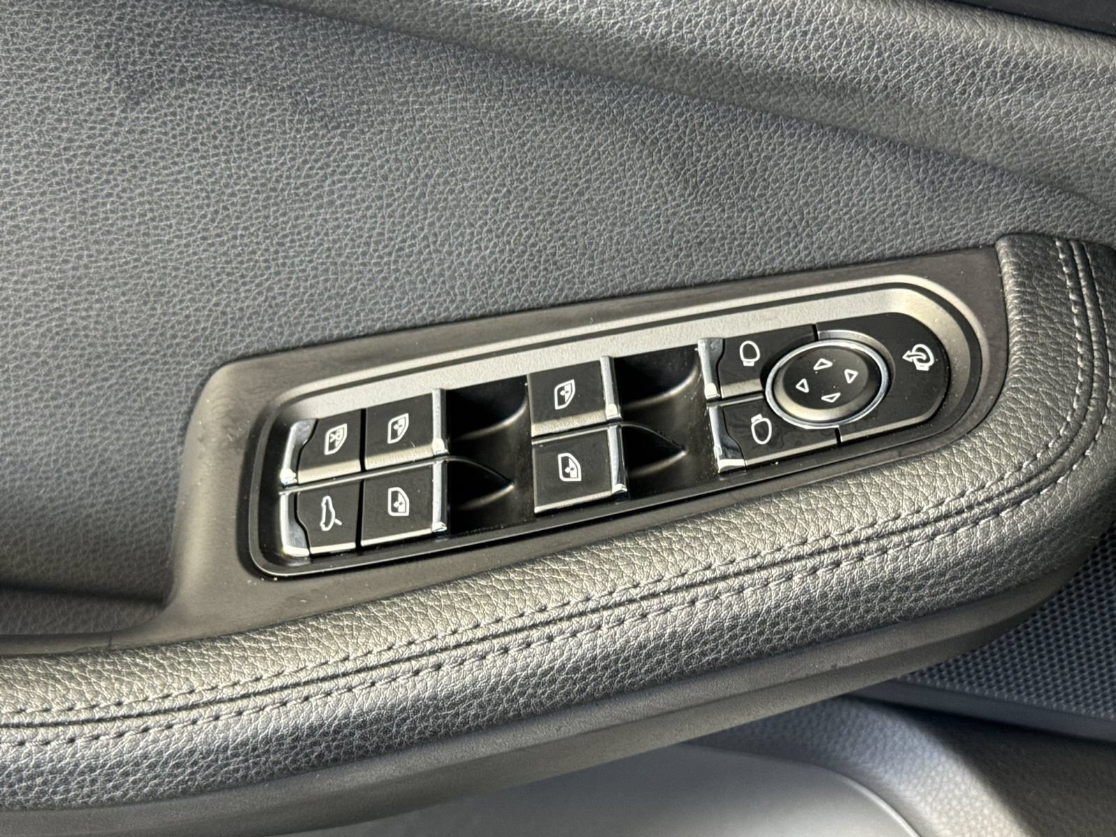 Certified 2022 Porsche Macan AWD/4WD image 13