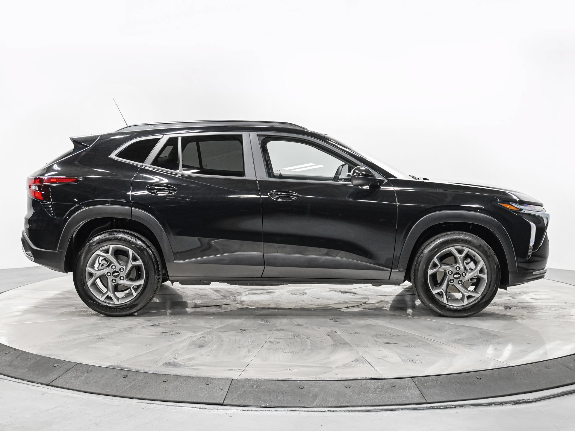 Used 2025 Chevrolet Trax LT FWD image 8