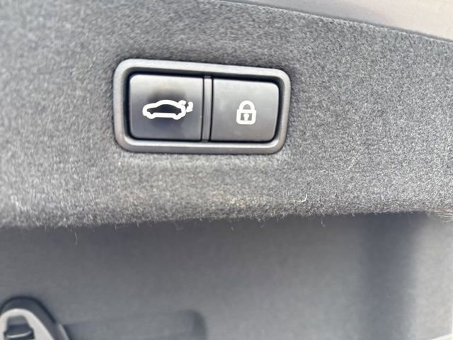 Used 2018 Genesis G90 3.3T Premium RWD image 21