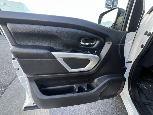 Used 2018 Nissan Titan SV image 21