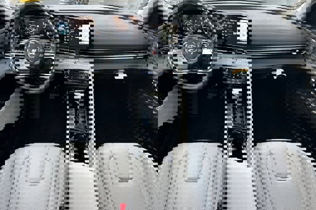 Used 2025 Hyundai Elantra Limited image 10