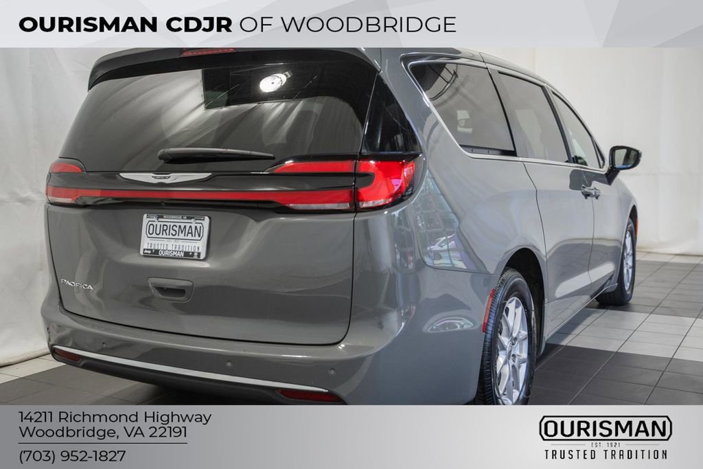 Used 2025 Chrysler Pacifica Select FWD image 5