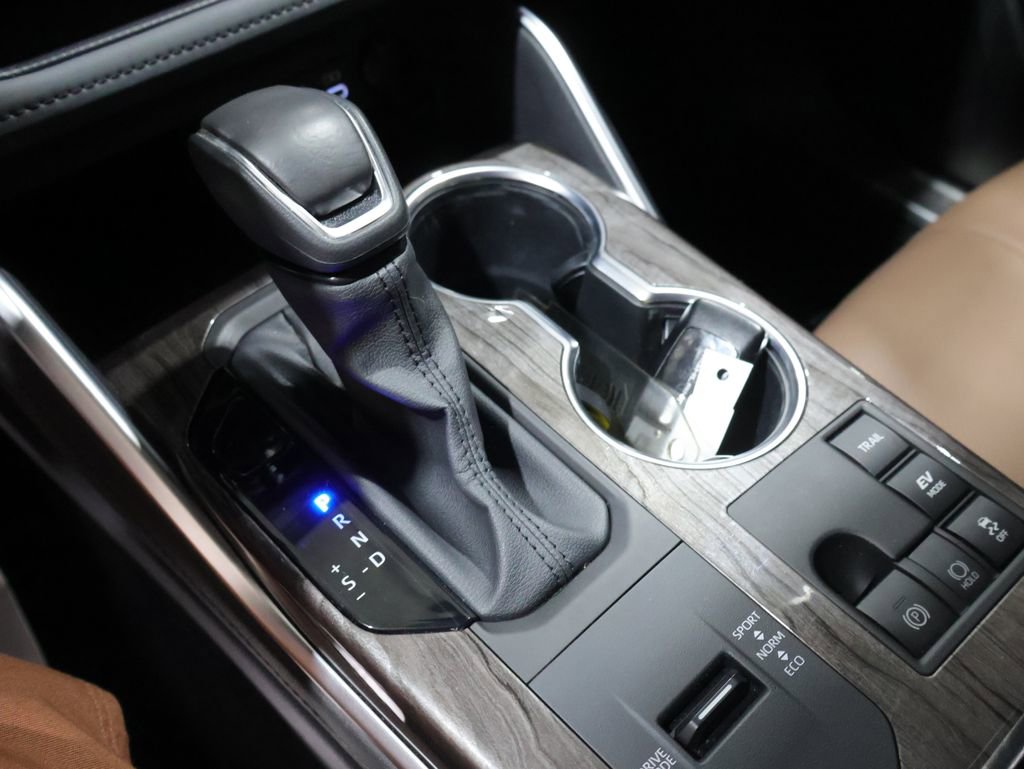 Used 2025 Toyota Highlander Limited AWD/4WD image 28