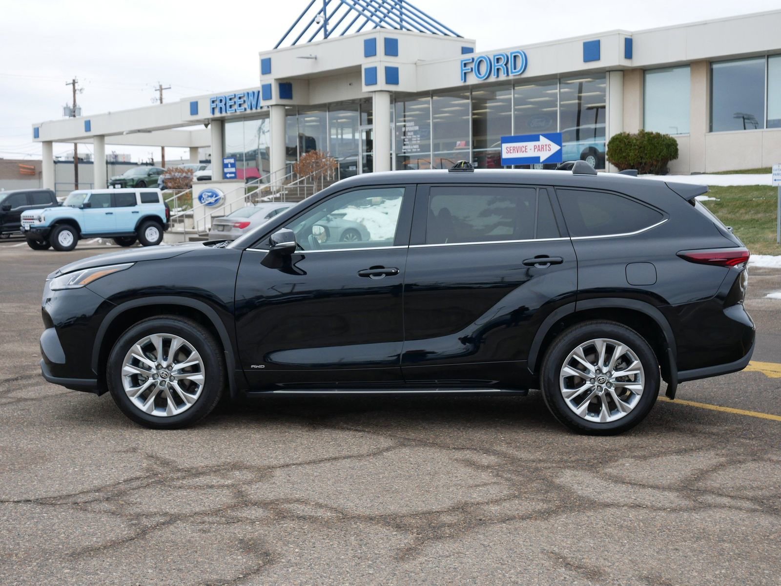 Used 2024 Toyota Highlander Limited image 2