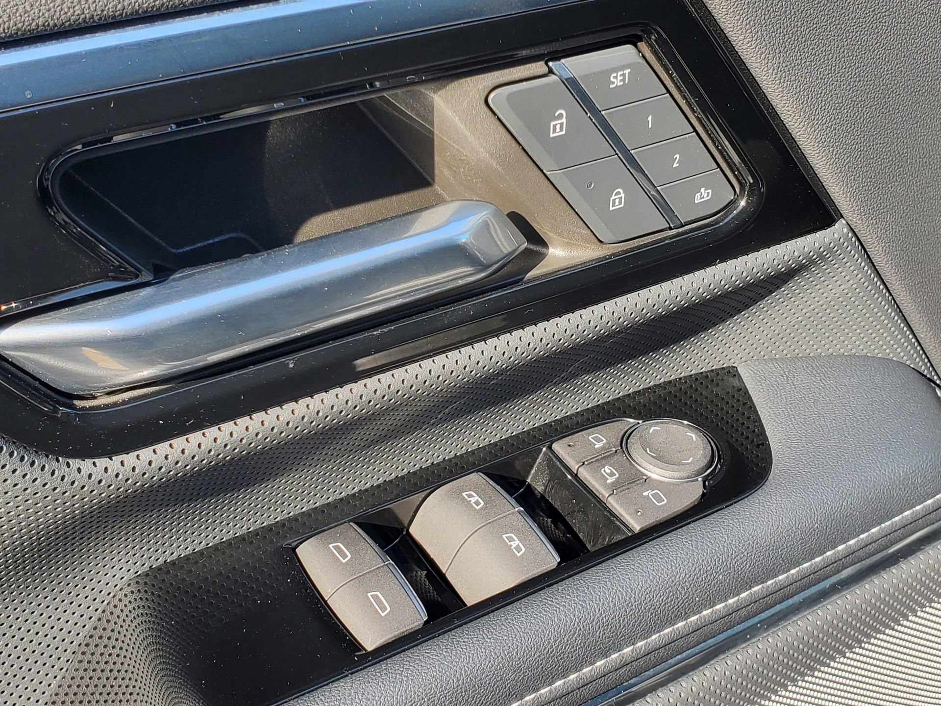 Used 2024 GMC Sierra EV Denali image 17