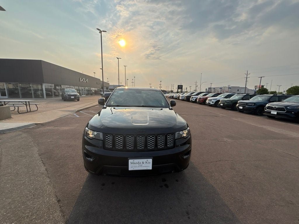 Used 2022 Jeep Grand Cherokee Laredo X AWD/4WD image 2