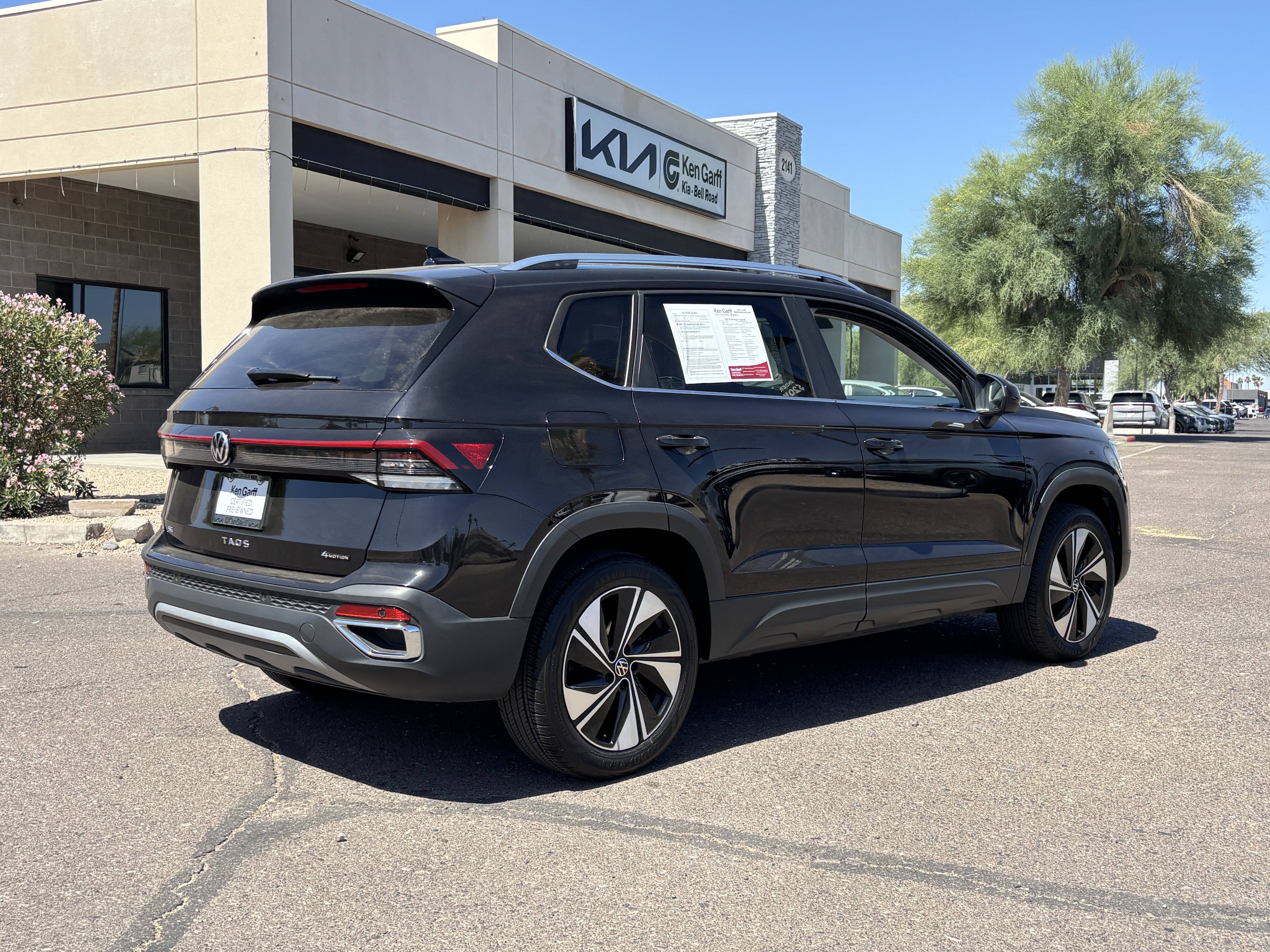 Used 2025 Volkswagen Taos SE AWD/4WD image 3