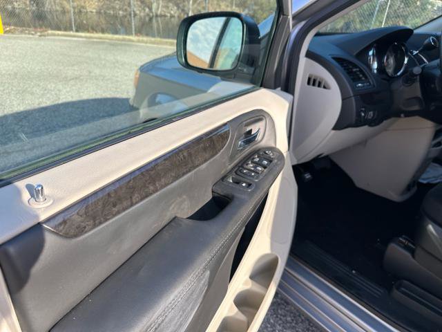 Used 2018 Dodge Grand Caravan SE w/ UConnect Hands-Free Group image 22