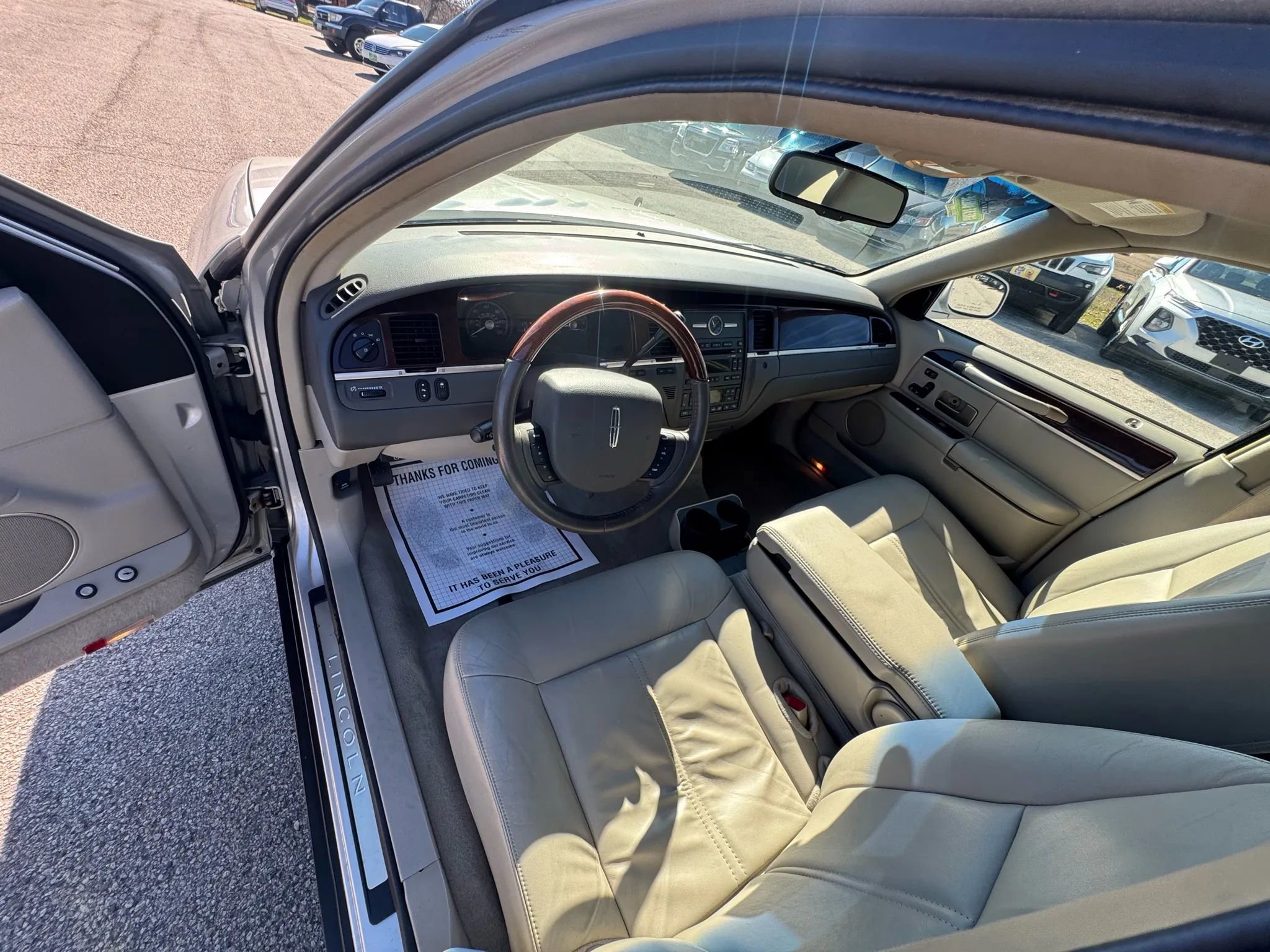 Used 2009 Lincoln Town Car Signature Limited image 9