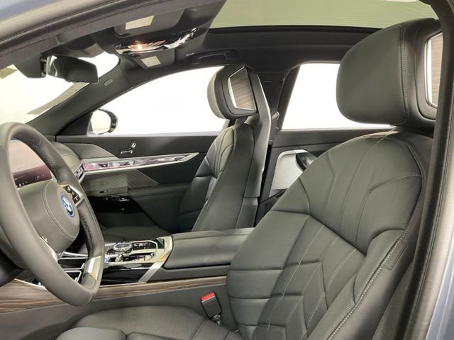 Used 2024 BMW i7 xDrive60 image 34