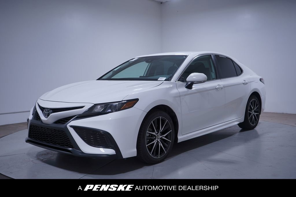 Used 2024 Toyota Camry SE image 1