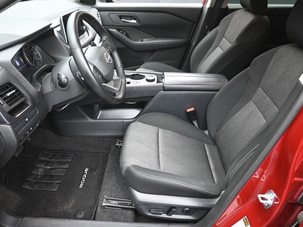 Used 2025 Nissan Rogue SV image 14