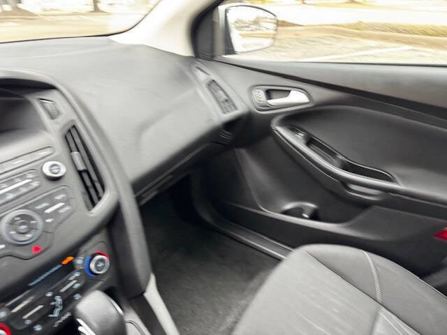 Used 2018 Ford Focus SE w/ SE Appearance Package image 36