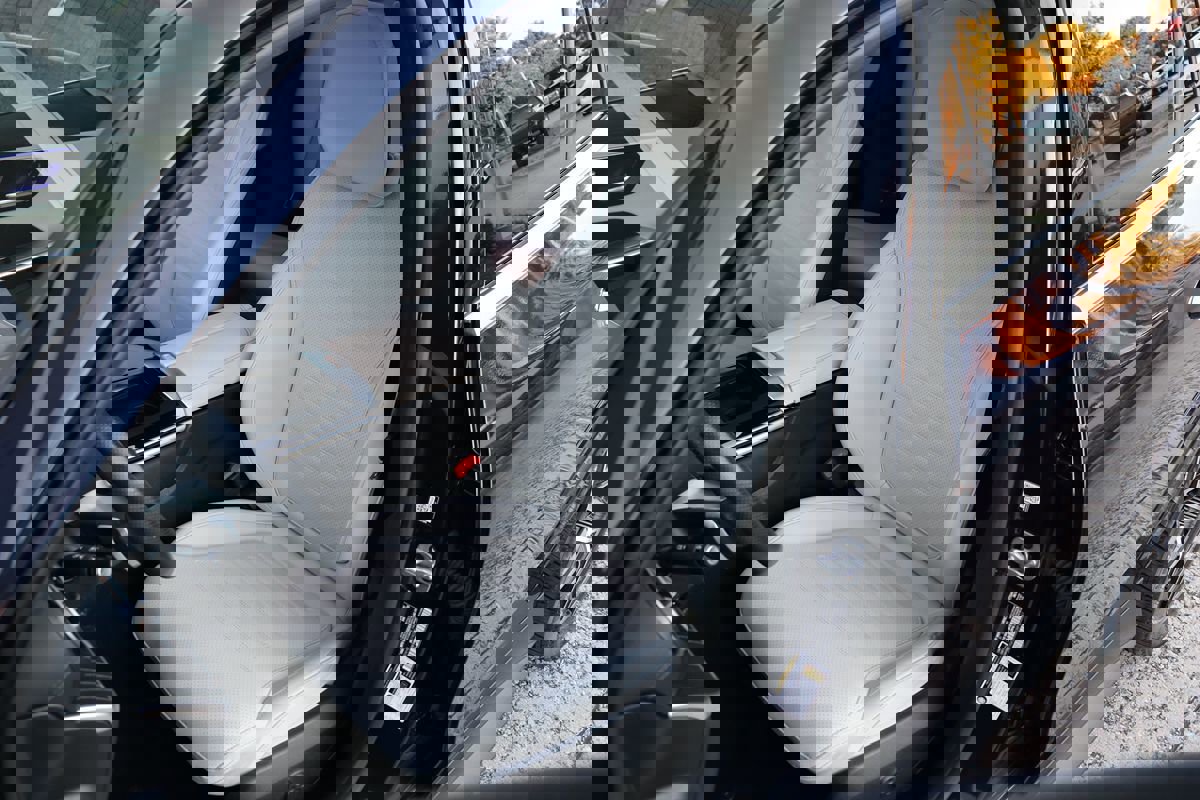 Used 2024 Mercedes-Benz GLC 300 4MATIC w/ AMG Line image 33