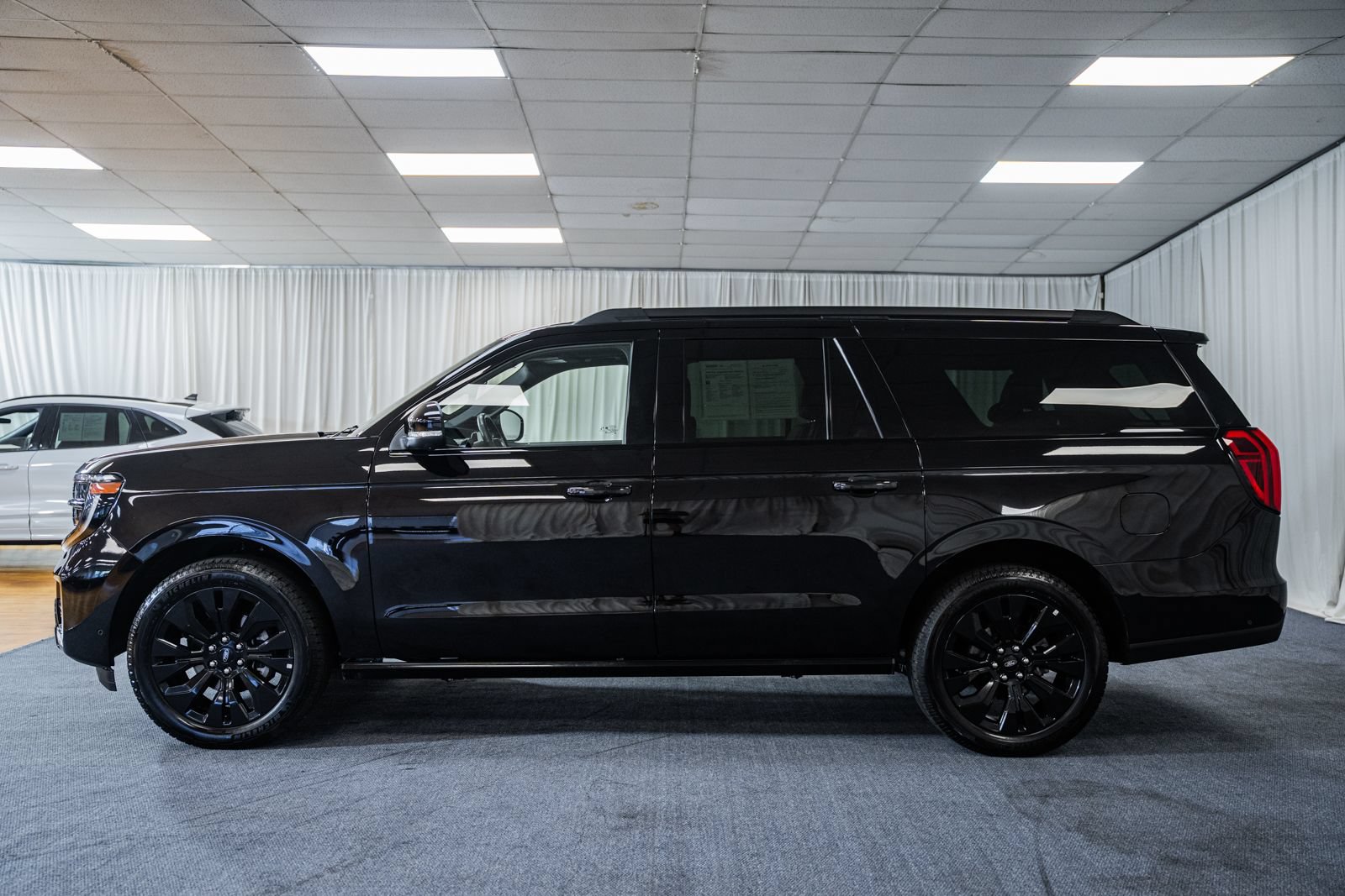 Used 2025 Ford Expedition Max Platinum w/ Stealth Appearance Package AWD/4WD image 5