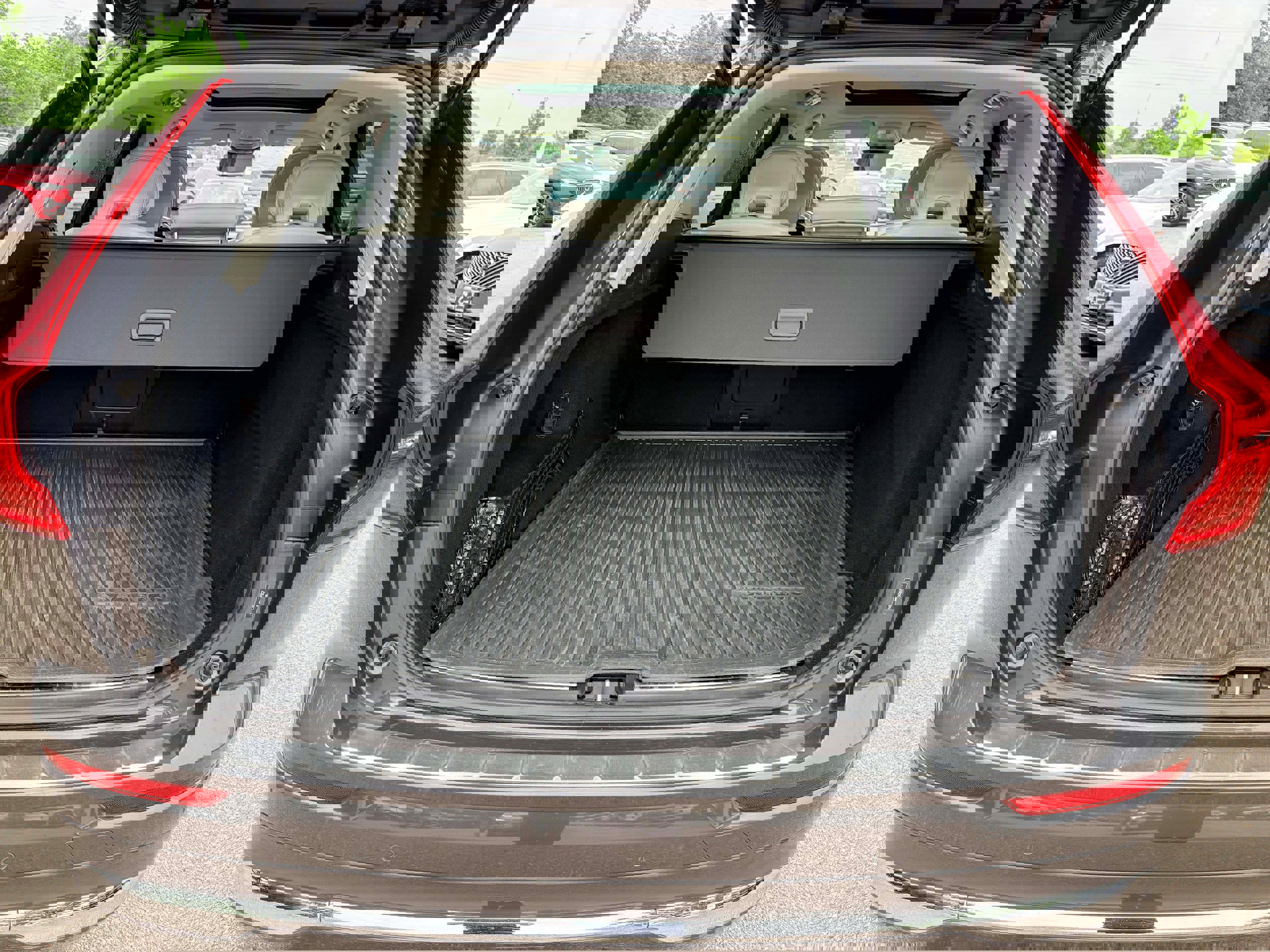 Certified 2023 Volvo XC60 B5 Ultimate w/ Protection Package Premier image 27