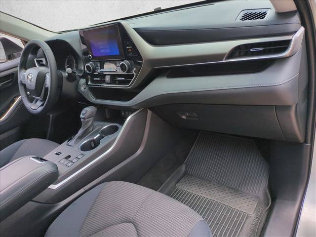 Used 2024 Toyota Highlander LE FWD image 21