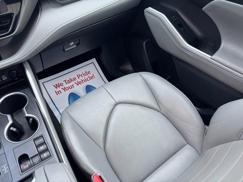 Used 2023 Toyota Highlander XLE image 15