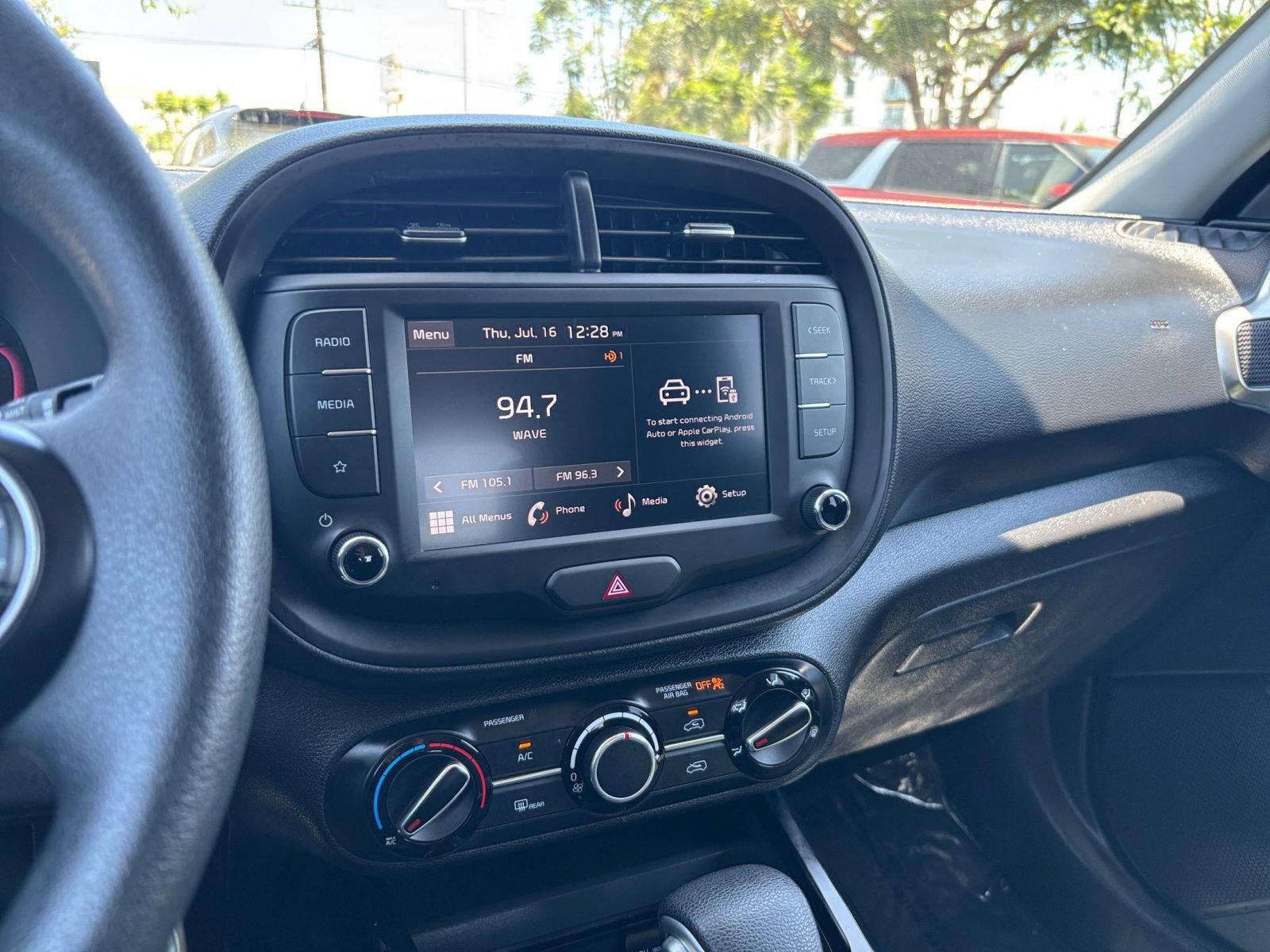 Used 2025 Kia Soul LX w/ LX Technology Package FWD image 17