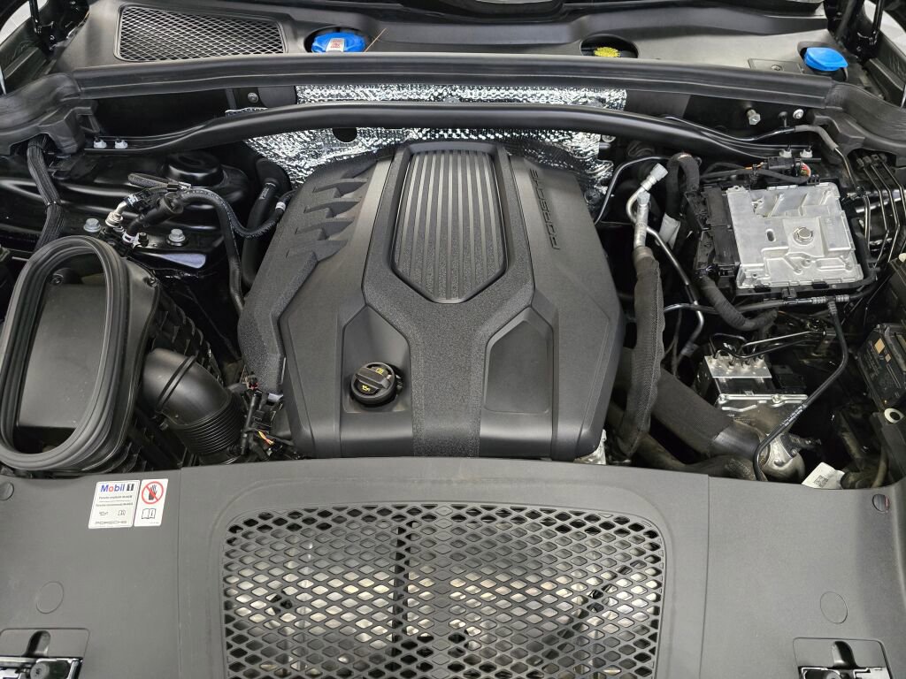 Certified 2024 Porsche Macan image 11