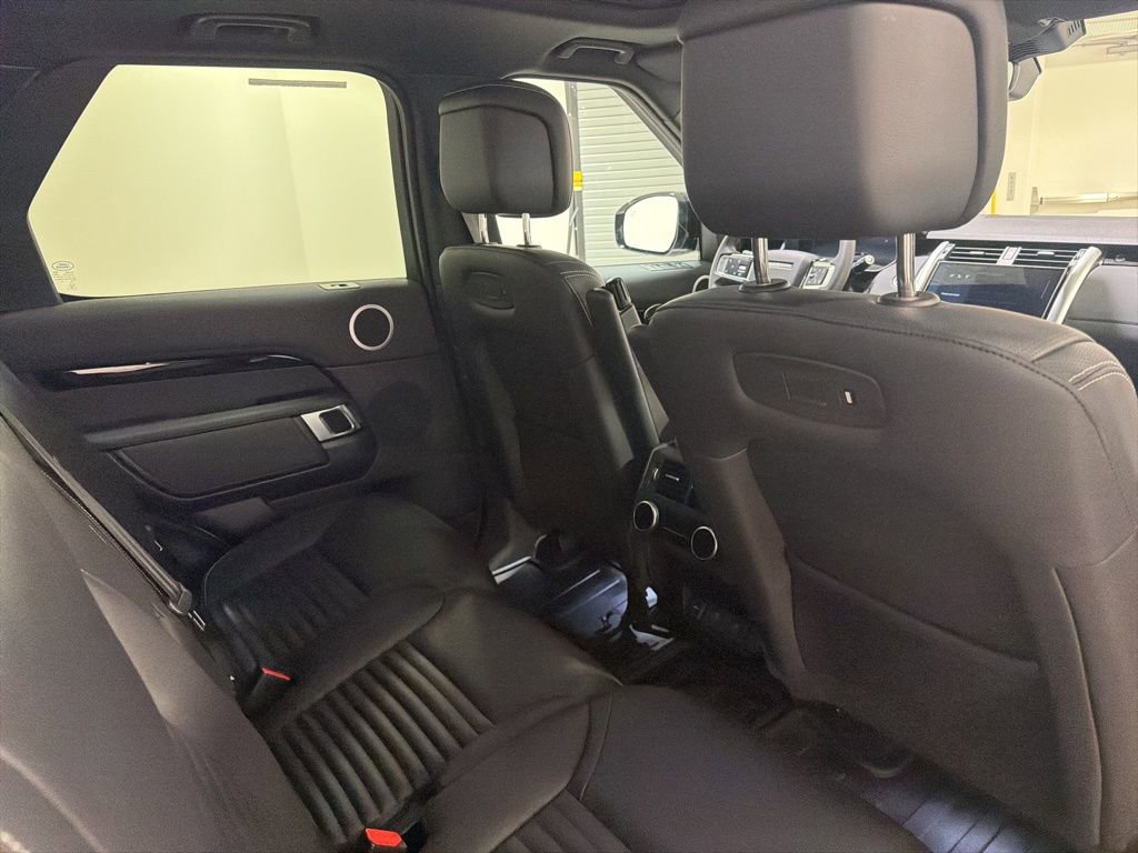 Used 2025 Land Rover Discovery S image 27