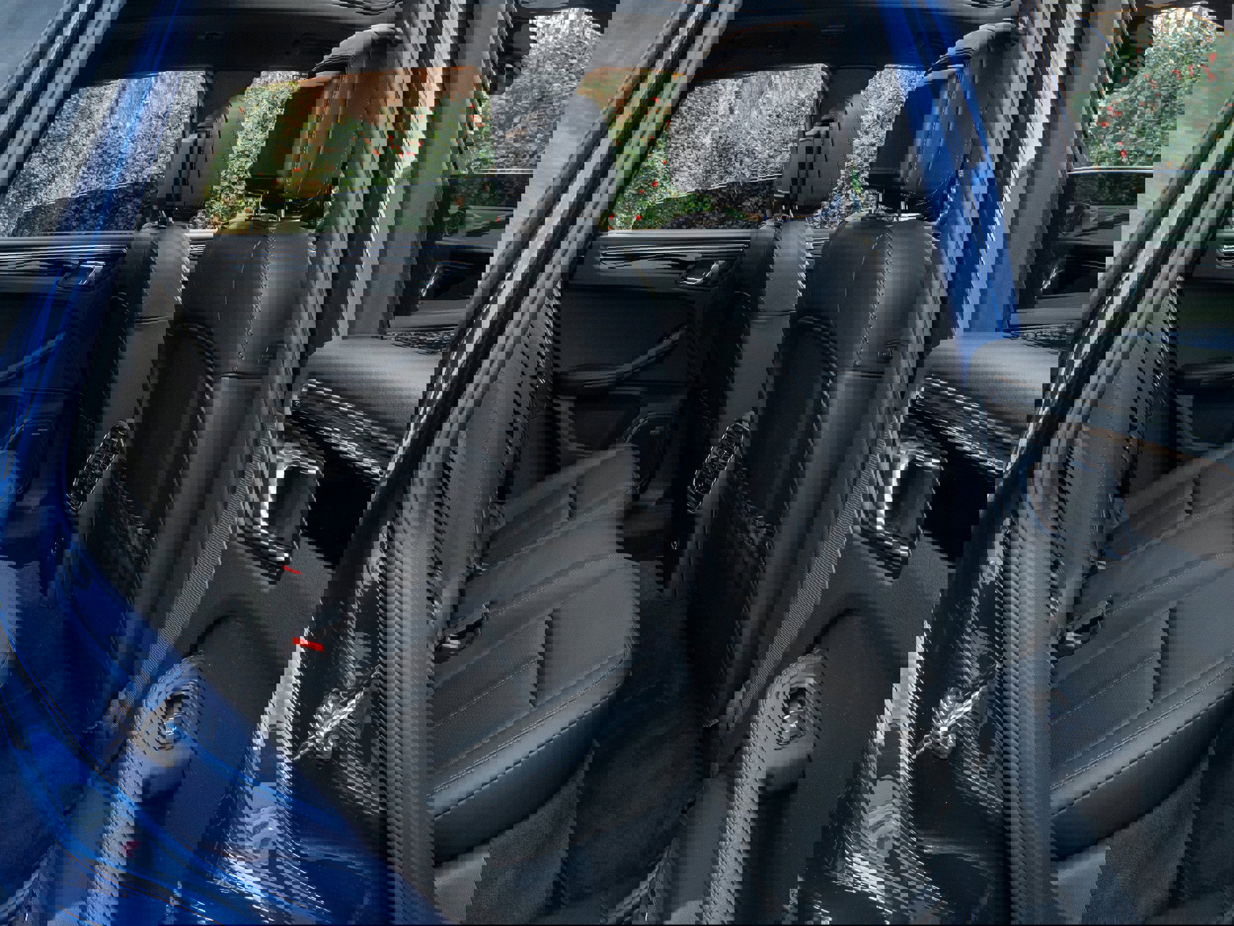 Certified 2025 Porsche Macan image 40