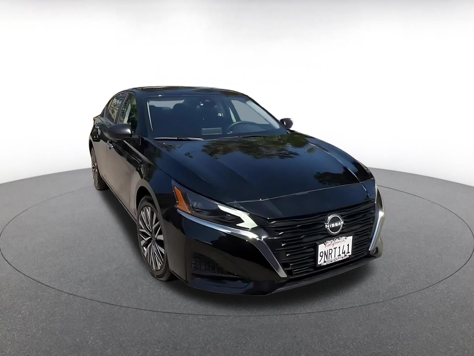 Used 2025 Nissan Altima 2.5 SV FWD image 3