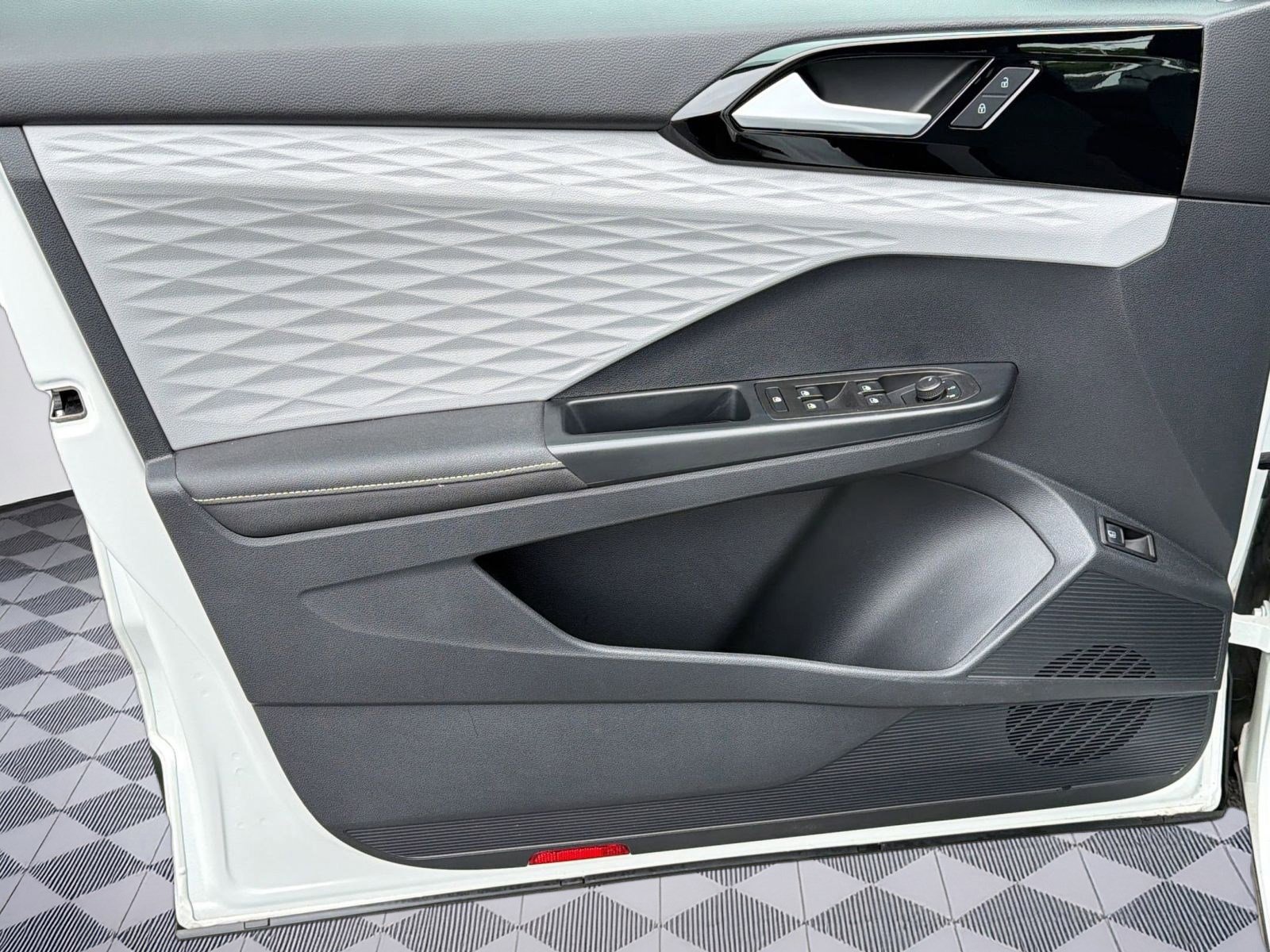 Certified 2024 Volkswagen Taos S FWD image 19