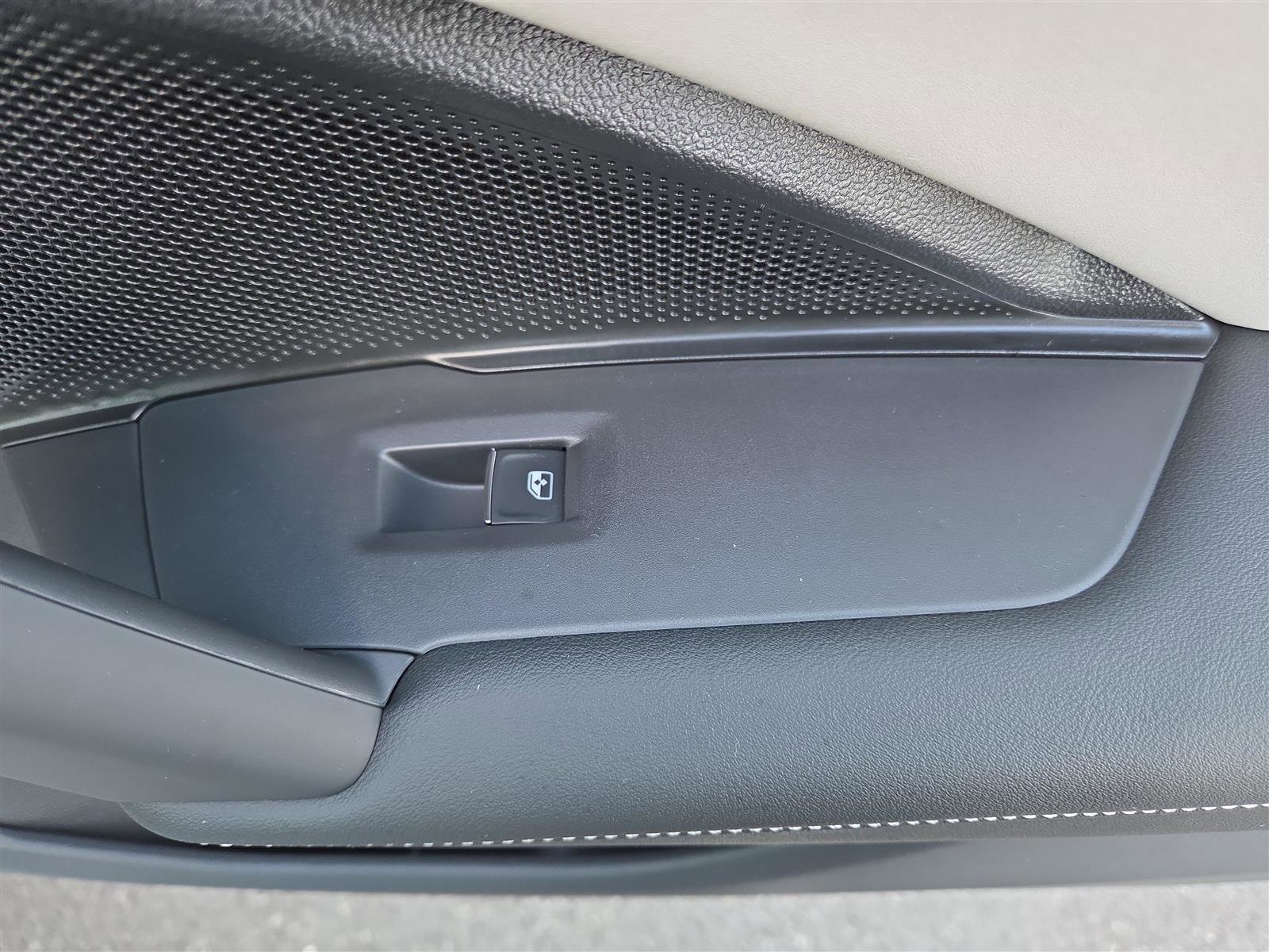 New 2025 Volkswagen Tiguan SE image 35