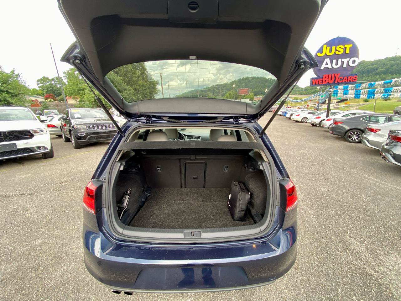 Used 2016 Volkswagen Golf S FWD image 10