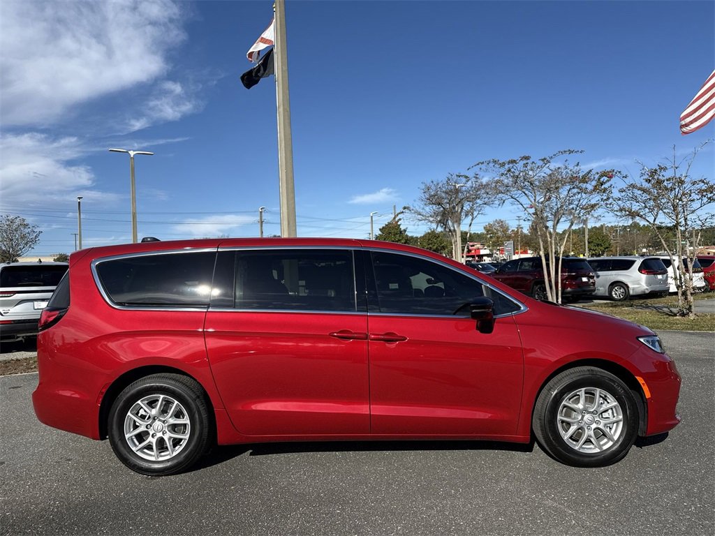 New 2026 Chrysler Pacifica Select image 2