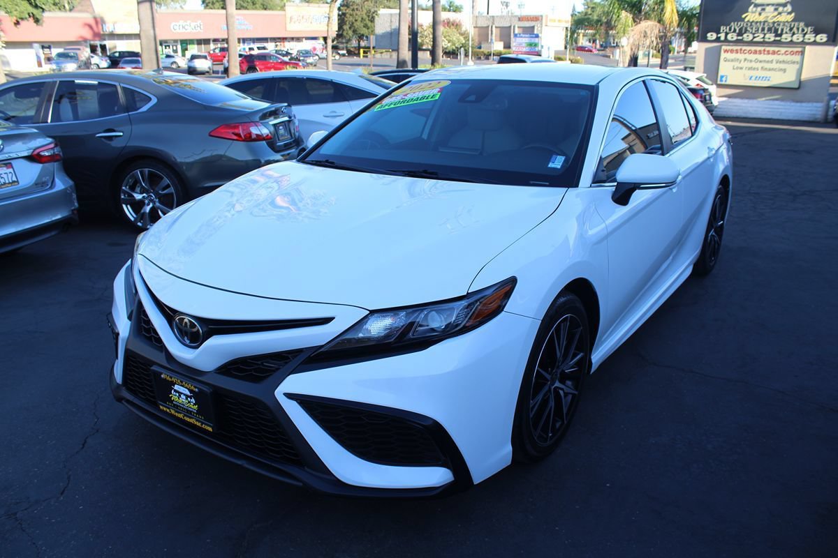 Used 2022 Toyota Camry SE w/ Convenience Package FWD image 4