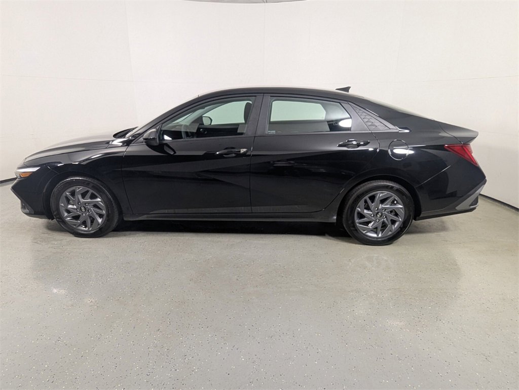 Certified 2024 Hyundai Elantra Blue image 4