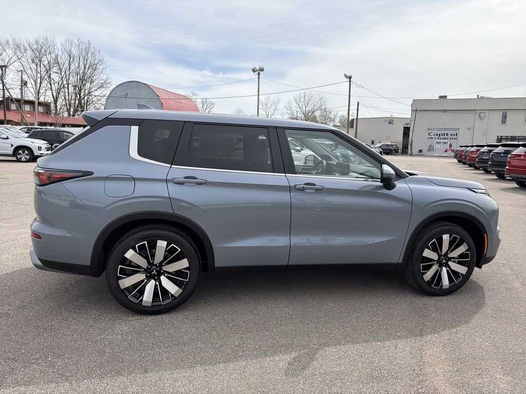 New 2026 Mitsubishi Outlander SE AWD/4WD image 3
