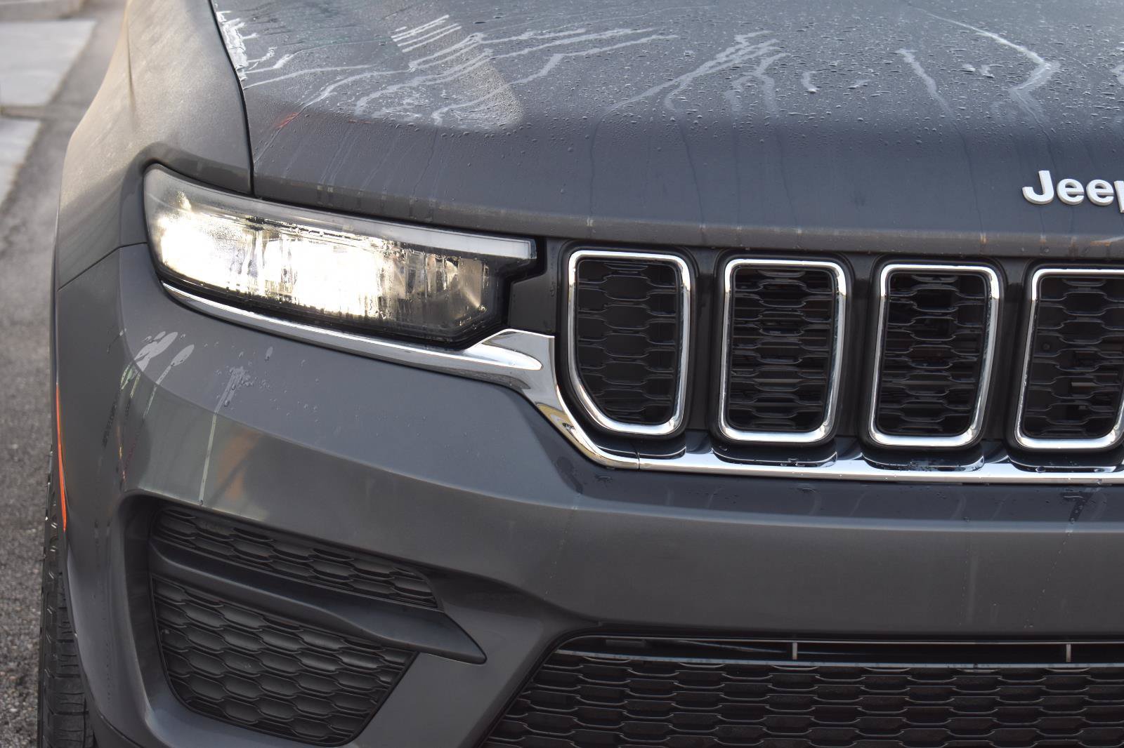 Used 2024 Jeep Grand Cherokee Laredo w/ Trailer Tow Package RWD image 15