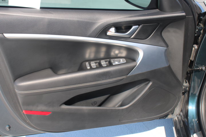 Used 2022 Genesis G70 2.0T RWD image 9