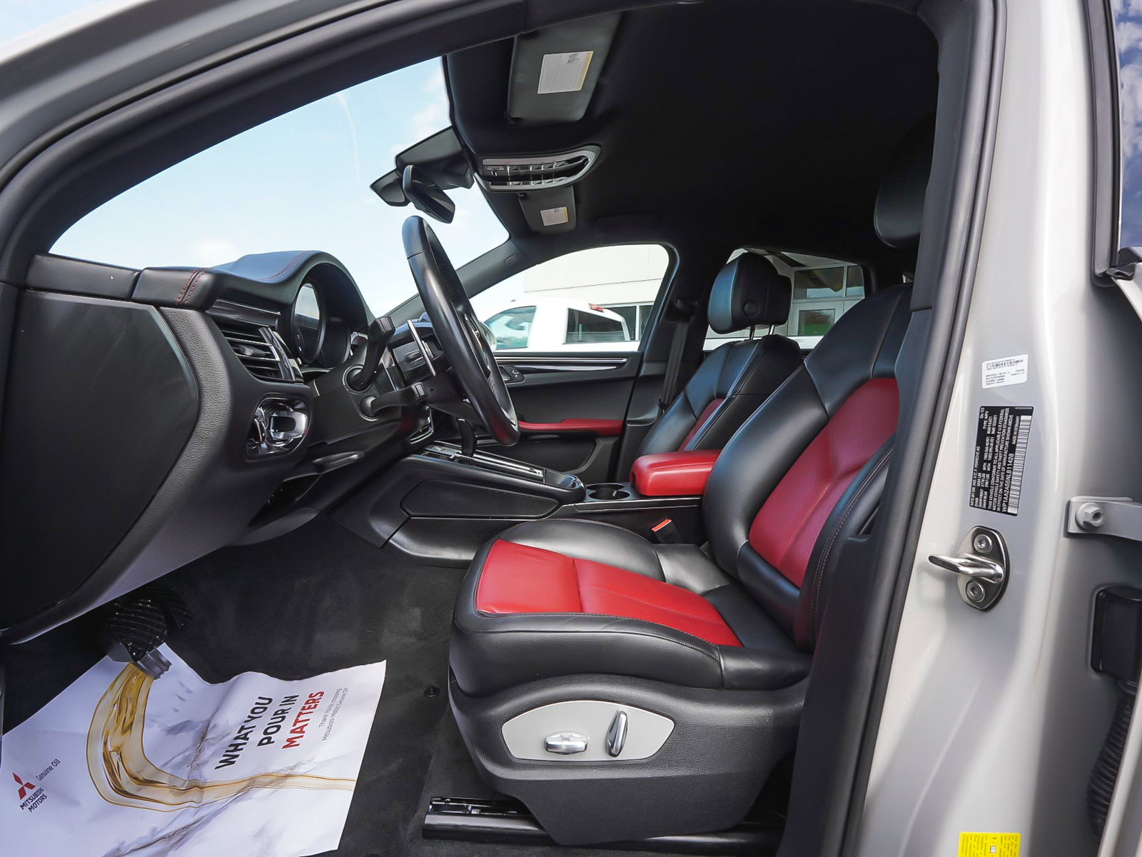 Used 2022 Porsche Macan AWD/4WD image 33